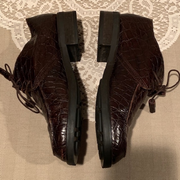 Hugo Buscati Women's Croc-embossed Oxford - Picture 3 of 8